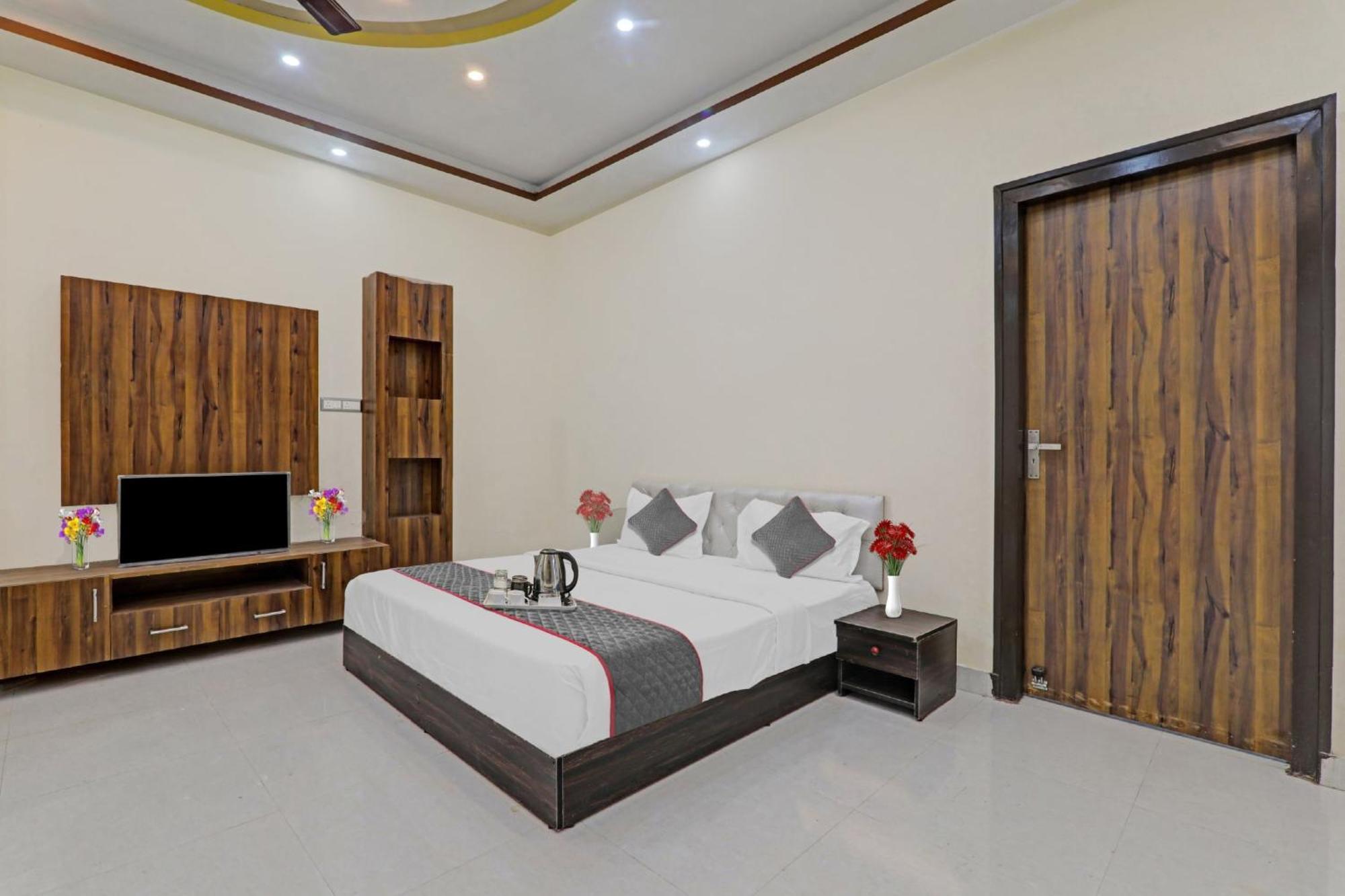 Townhouse Relax Inn Chinhat ภายนอก รูปภาพ