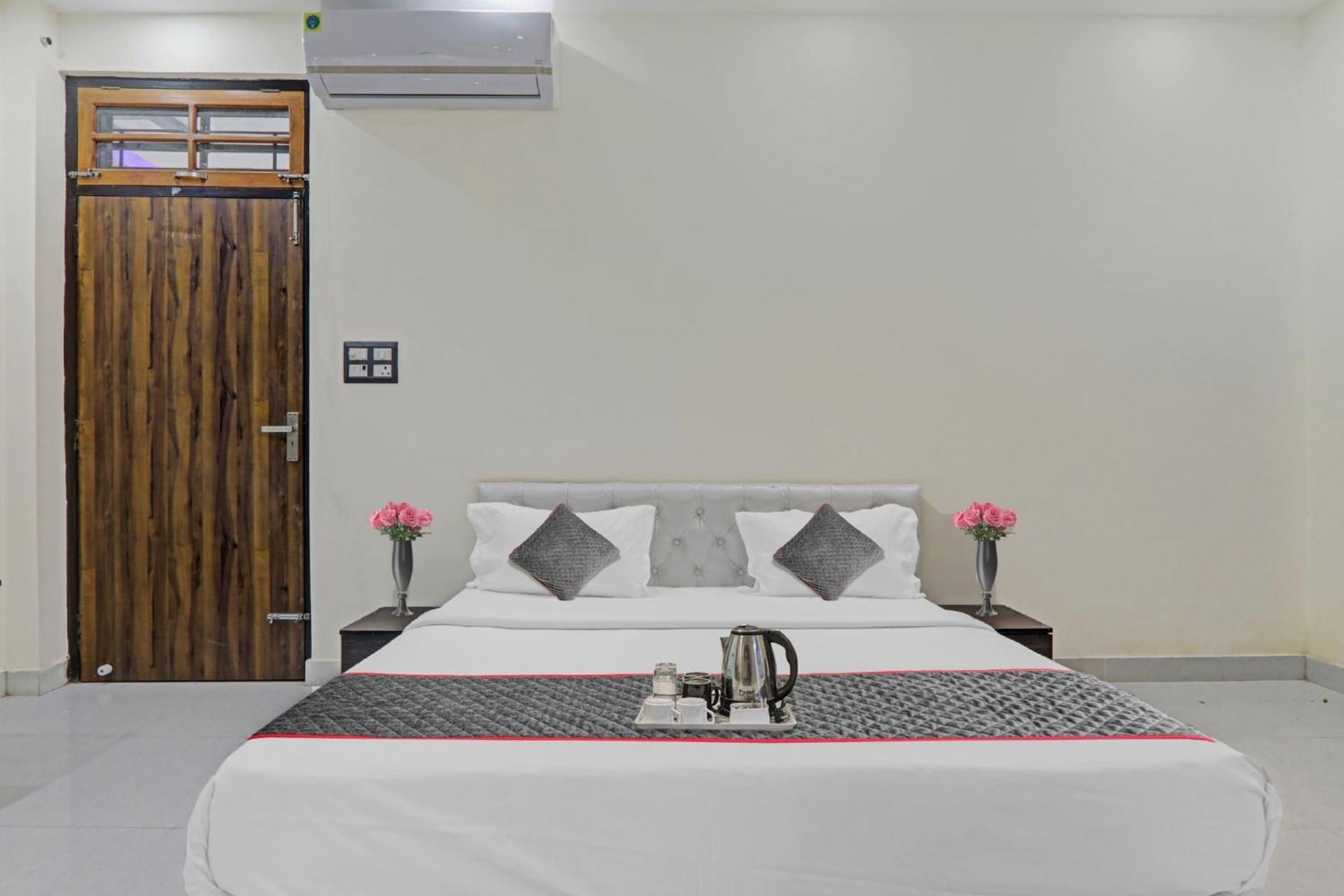Townhouse Relax Inn Chinhat ภายนอก รูปภาพ