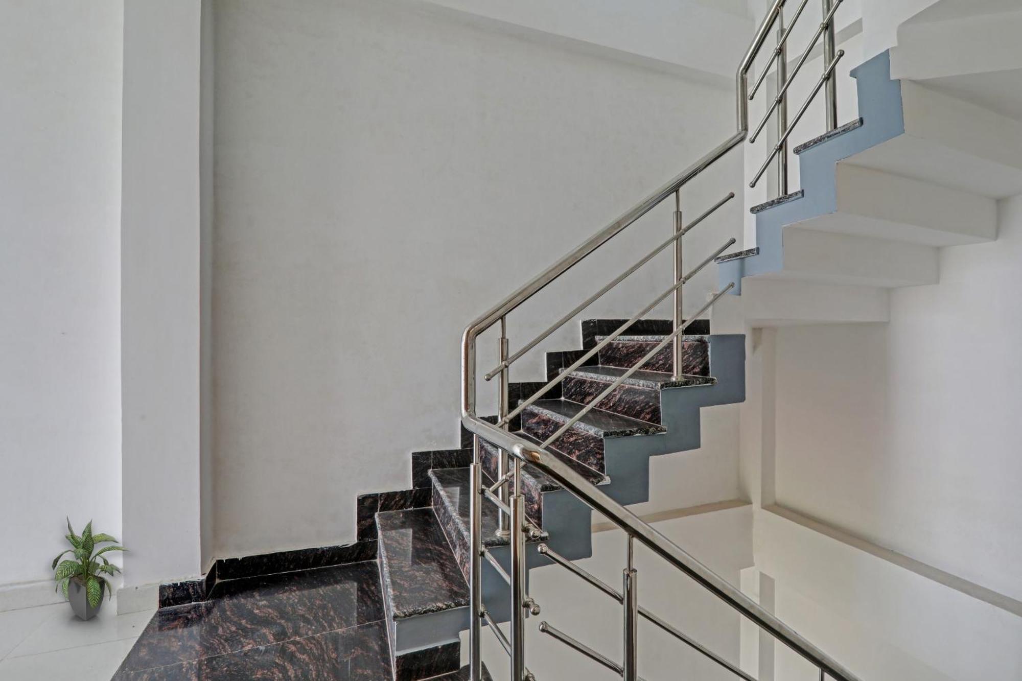 Townhouse Relax Inn Chinhat ภายนอก รูปภาพ