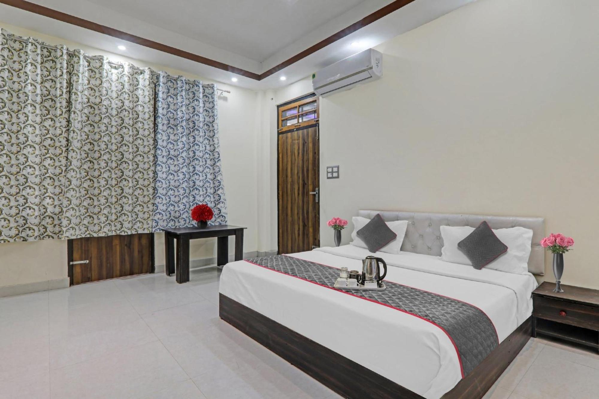 Townhouse Relax Inn Chinhat ภายนอก รูปภาพ