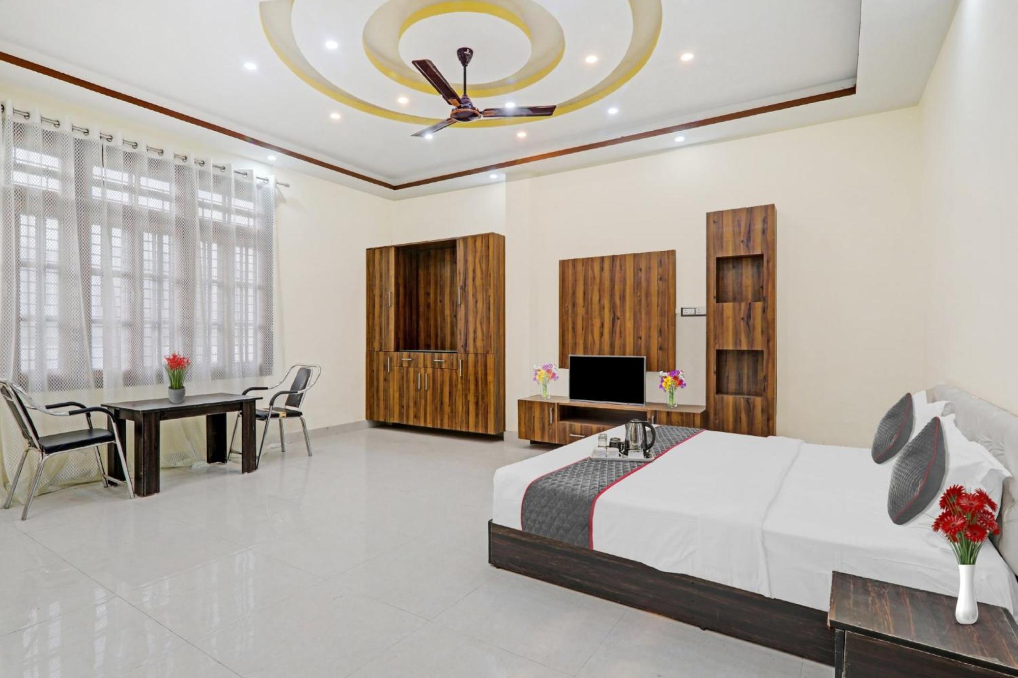 Townhouse Relax Inn Chinhat ภายนอก รูปภาพ