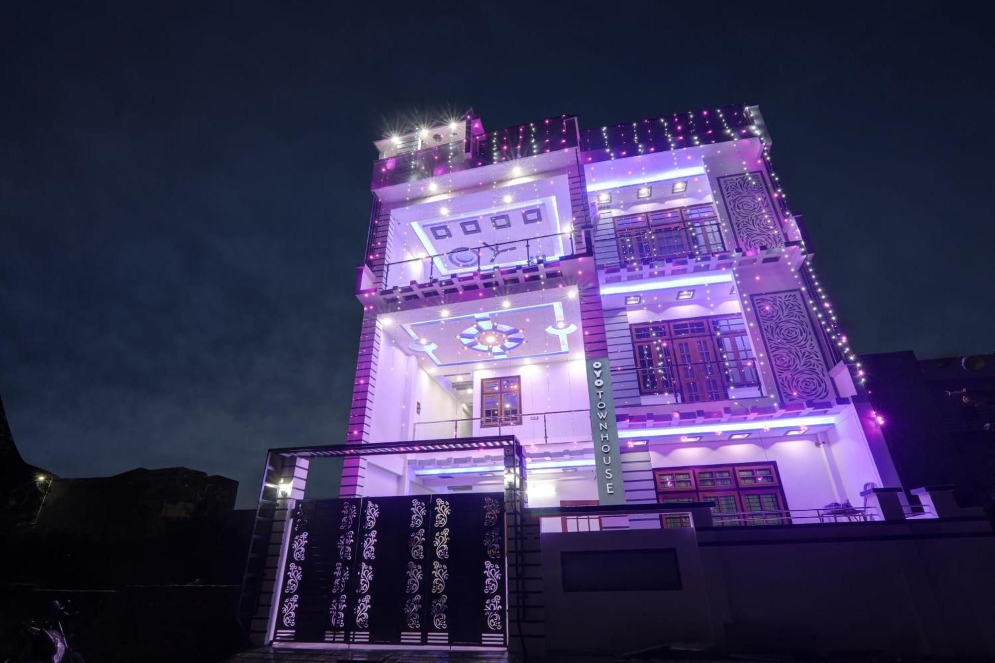Townhouse Relax Inn Chinhat ภายนอก รูปภาพ