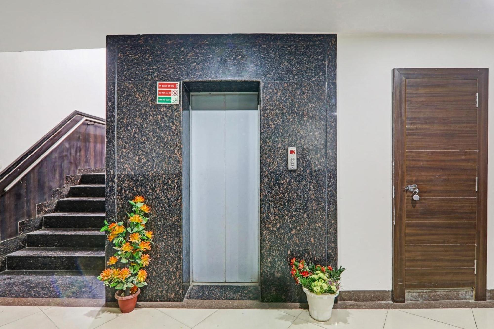 Townhouse Relax Inn Chinhat ภายนอก รูปภาพ
