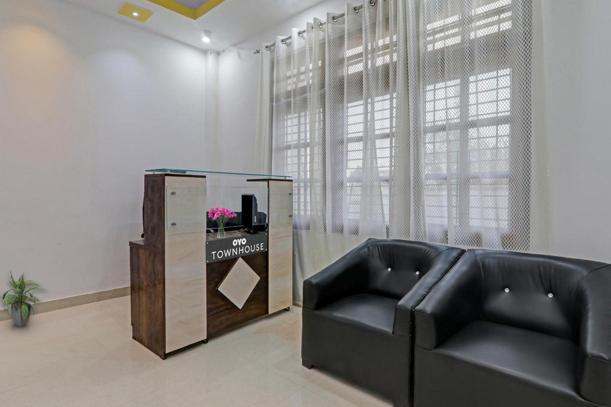 Townhouse Relax Inn Chinhat ภายนอก รูปภาพ
