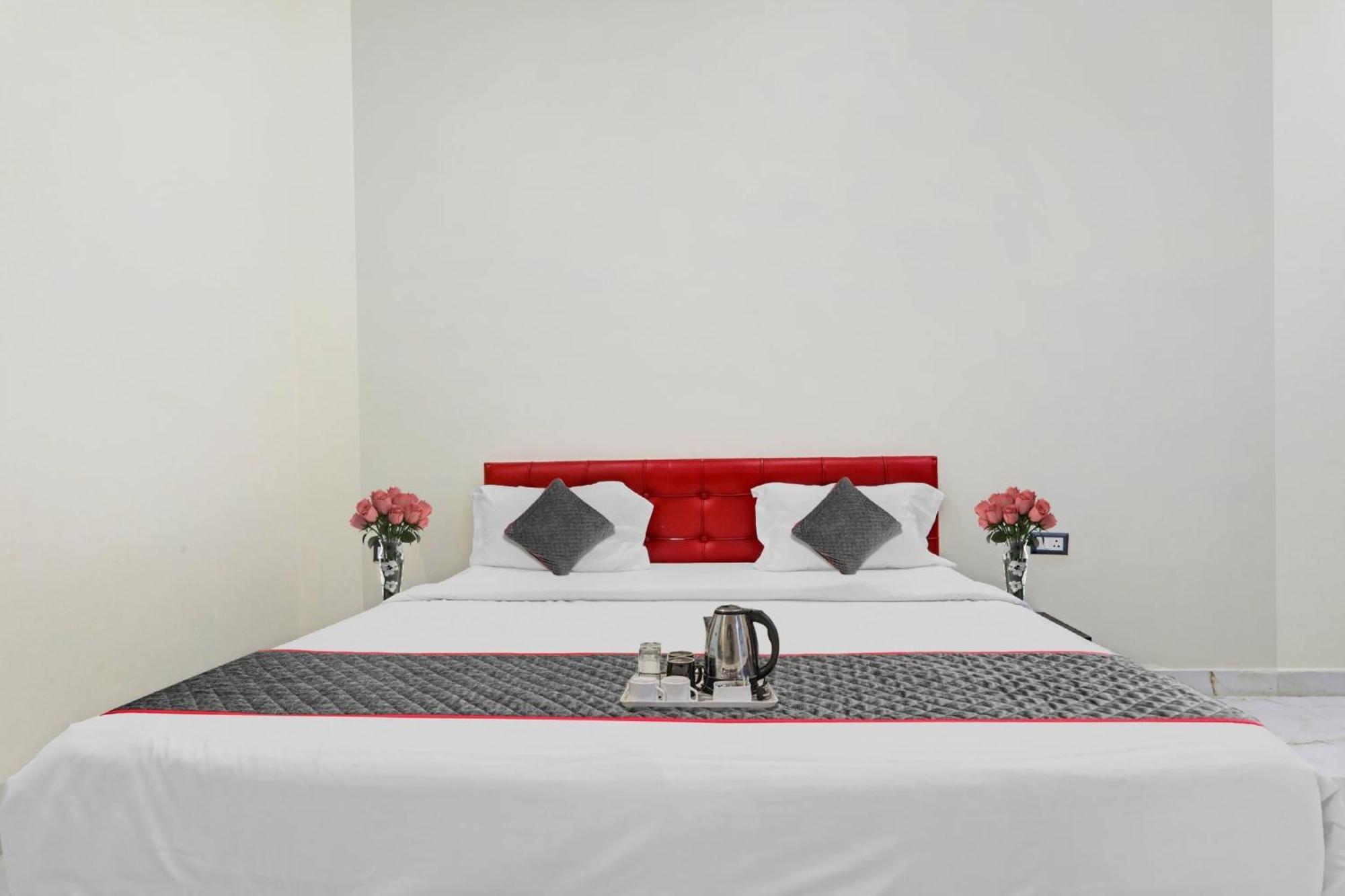 Townhouse Relax Inn Chinhat ภายนอก รูปภาพ
