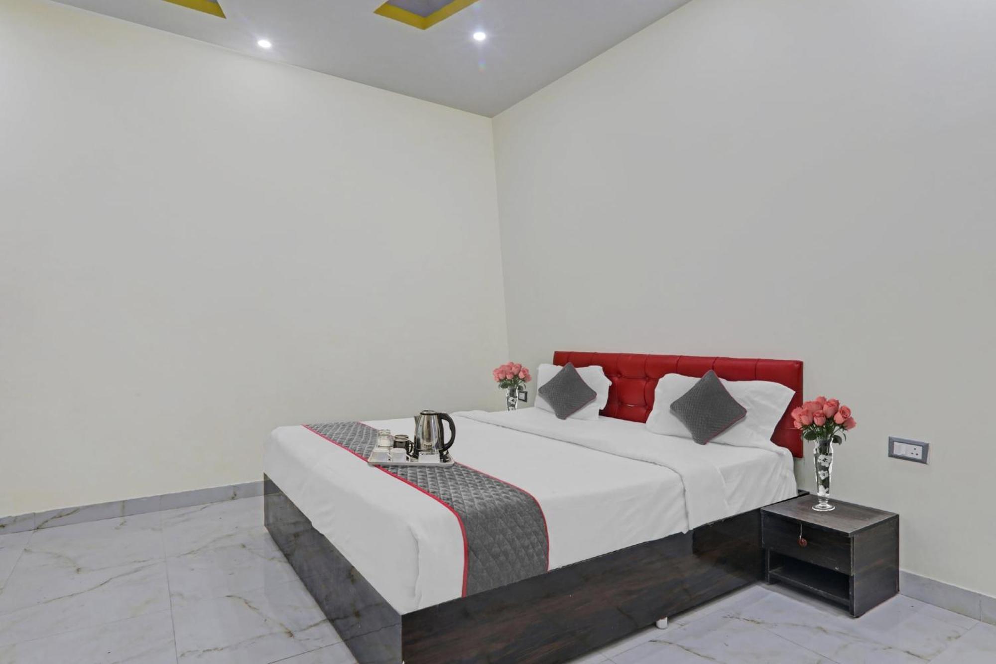 Townhouse Relax Inn Chinhat ภายนอก รูปภาพ
