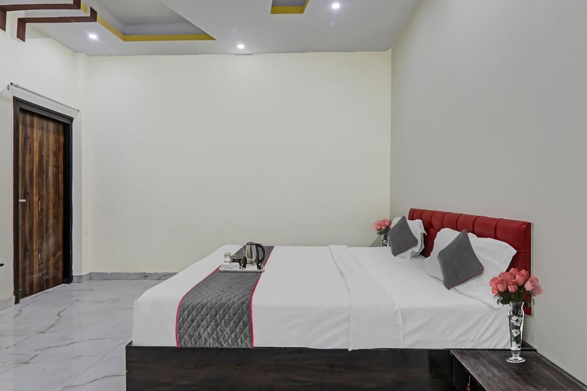 Townhouse Relax Inn Chinhat ภายนอก รูปภาพ