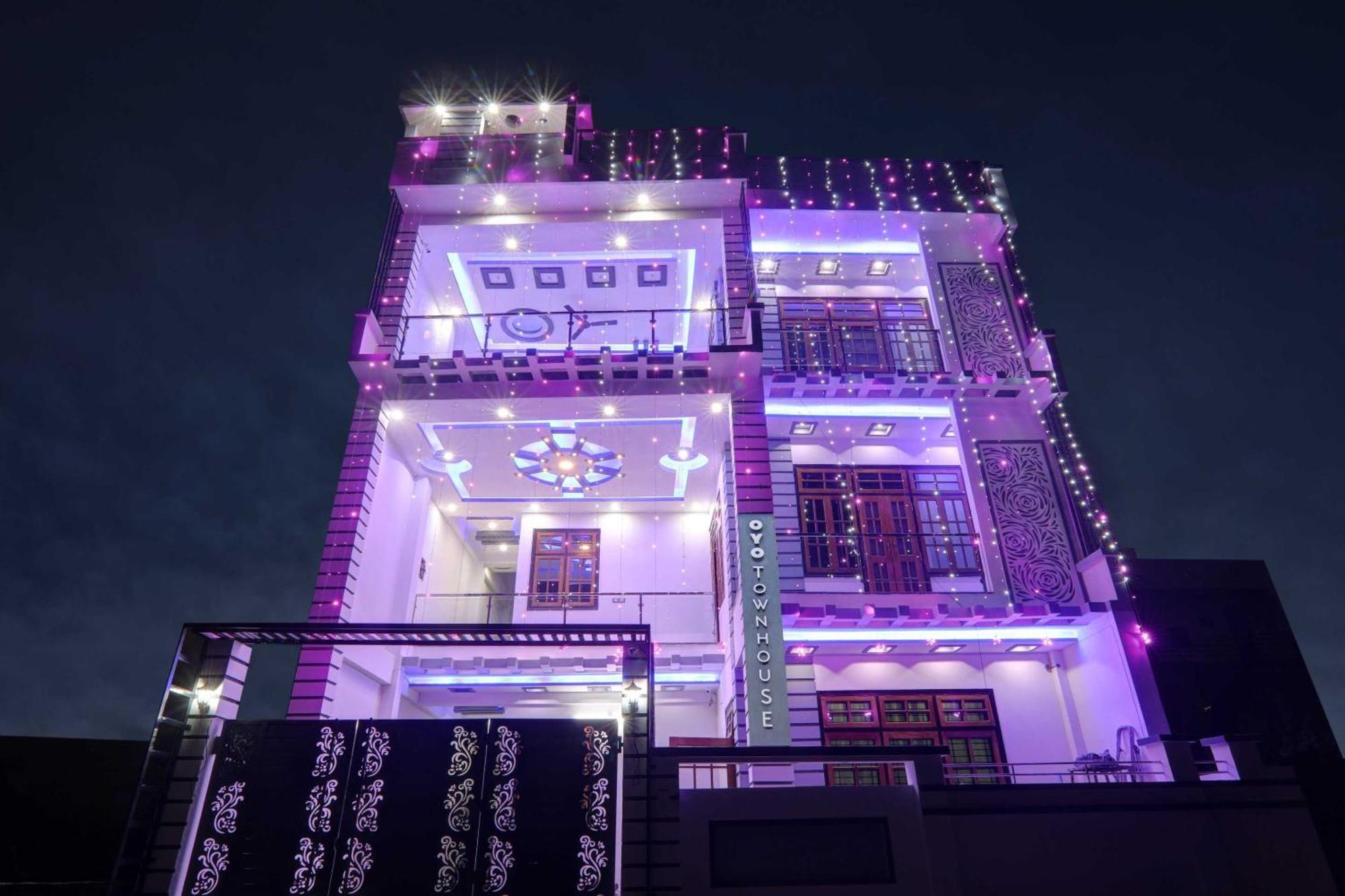 Townhouse Relax Inn Chinhat ภายนอก รูปภาพ