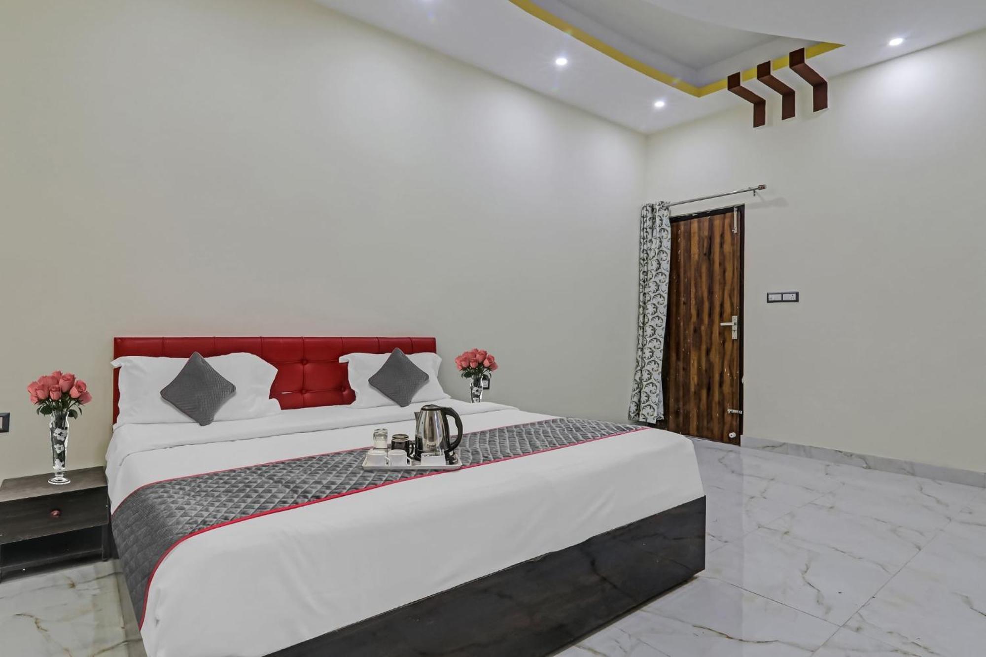 Townhouse Relax Inn Chinhat ภายนอก รูปภาพ